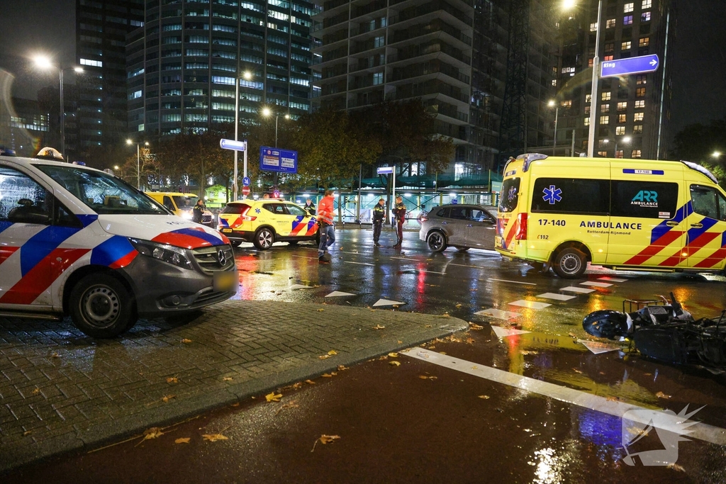 Scooter van Thuisbezorgd botst op auto