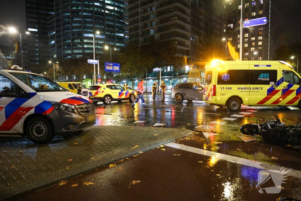 Scooter van Thuisbezorgd botst op auto