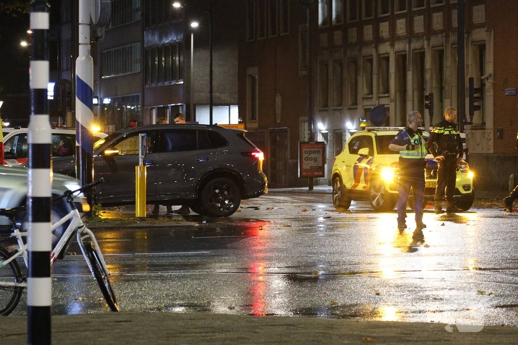 Scooter van Thuisbezorgd botst op auto