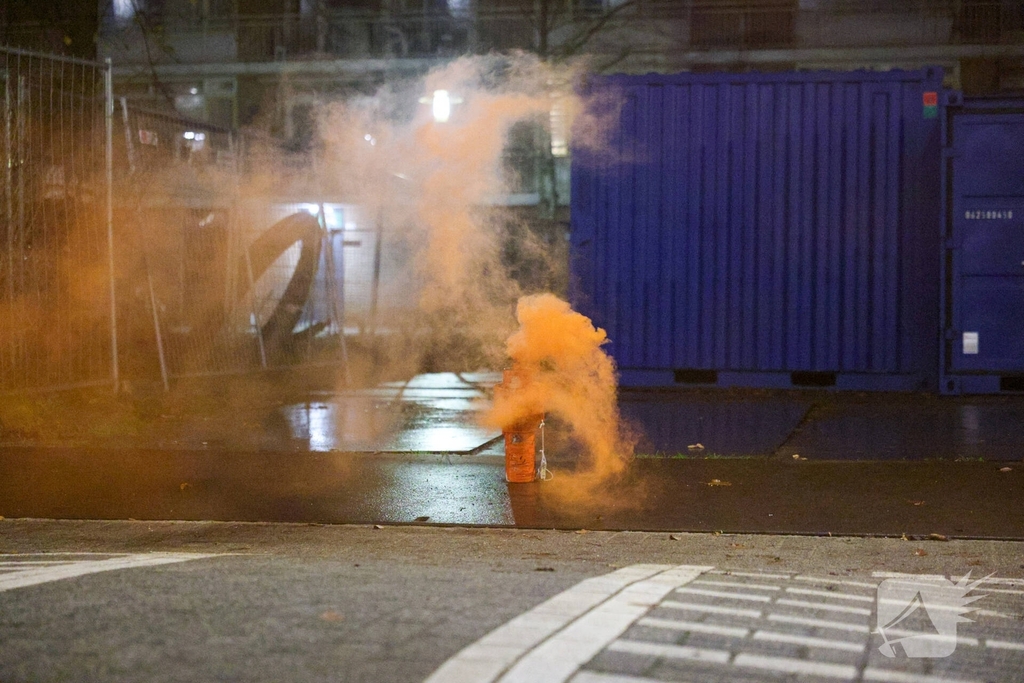 Woningbrand door noodsignaal met oranje rook