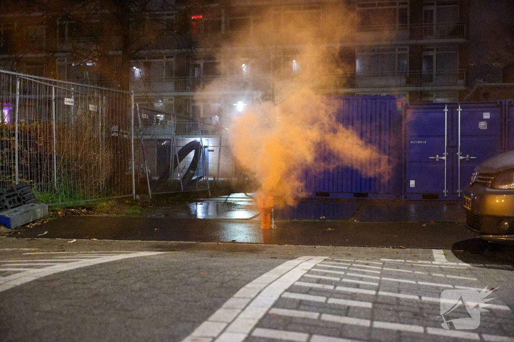 Woningbrand door noodsignaal met oranje rook