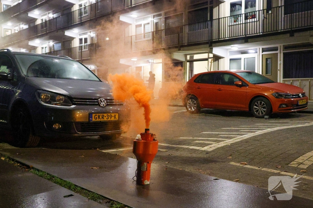 Woningbrand door noodsignaal met oranje rook