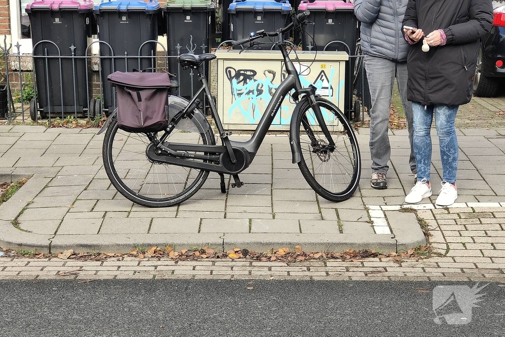 Fietser geschampt door bestelbus