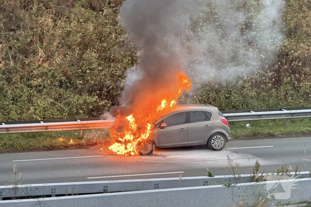 Auto in brand tijdens rit zonder gewonden