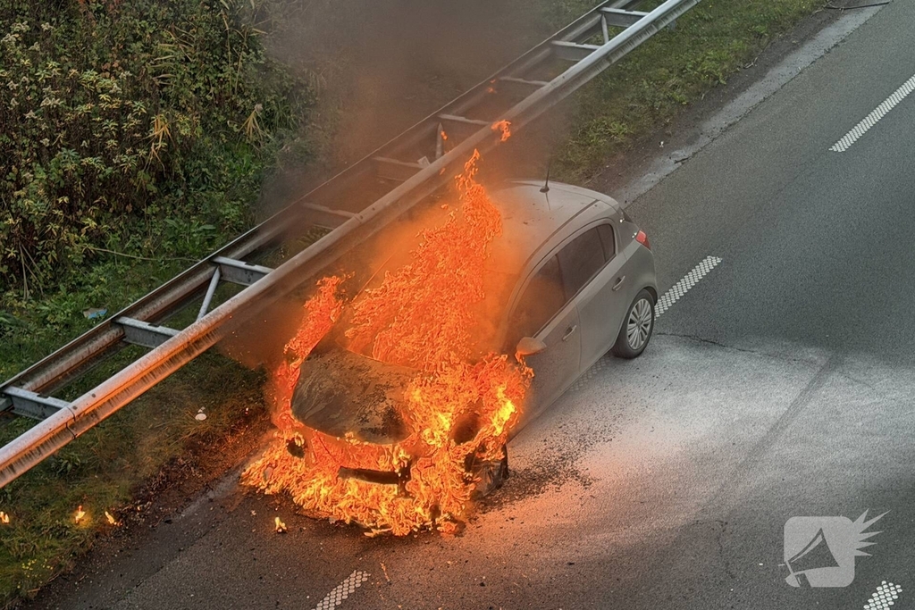 Auto in brand tijdens rit zonder gewonden