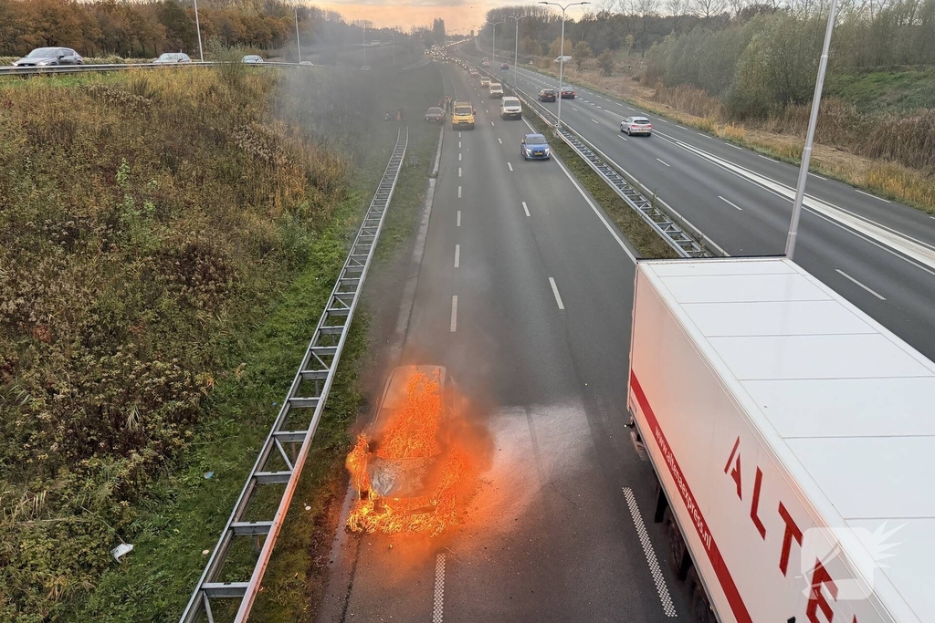 Auto in brand tijdens rit zonder gewonden