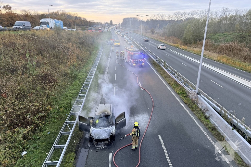 Auto in brand tijdens rit zonder gewonden