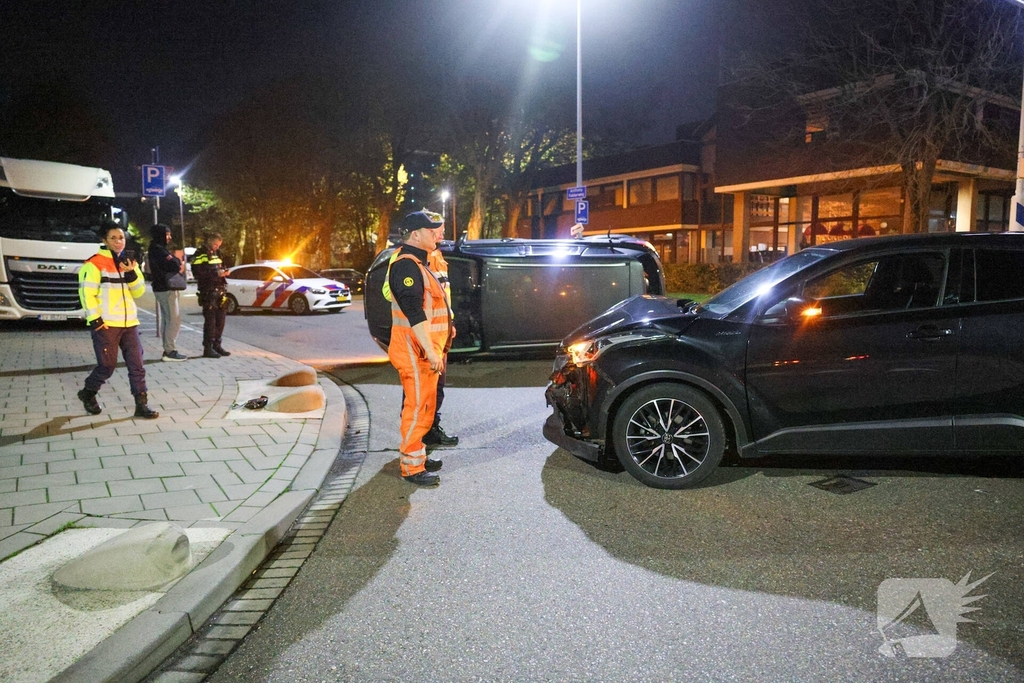 Forse aanrijding op drukke kruising