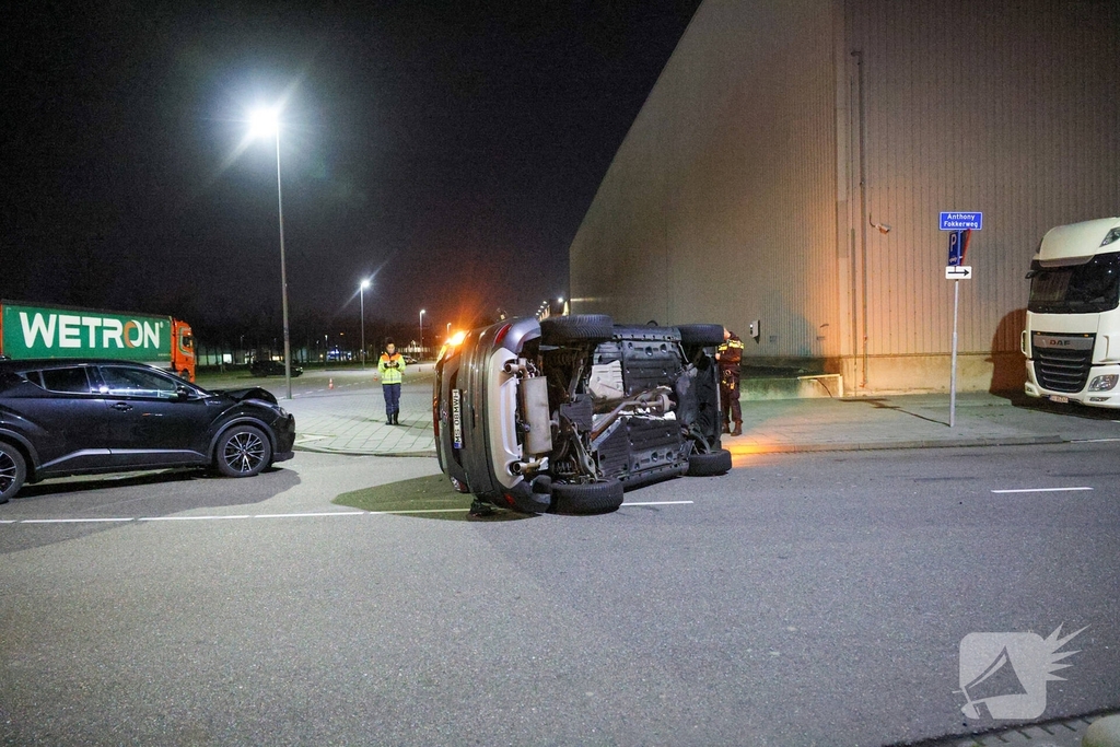 Forse aanrijding op drukke kruising