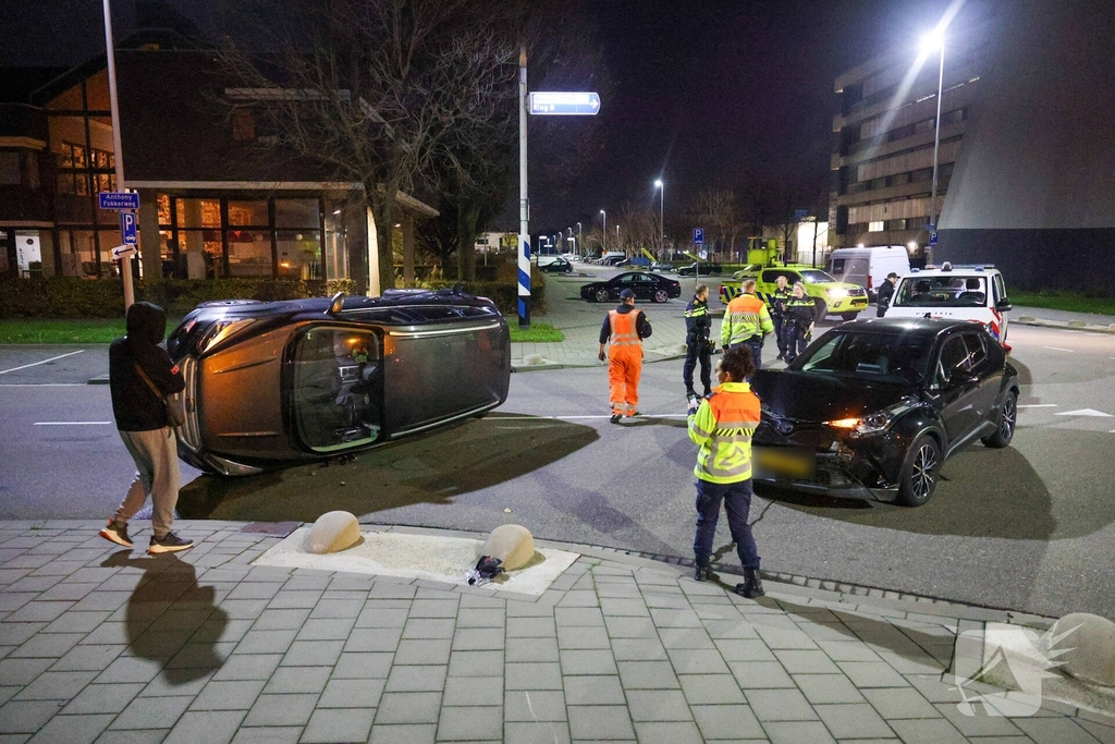 Forse aanrijding op drukke kruising