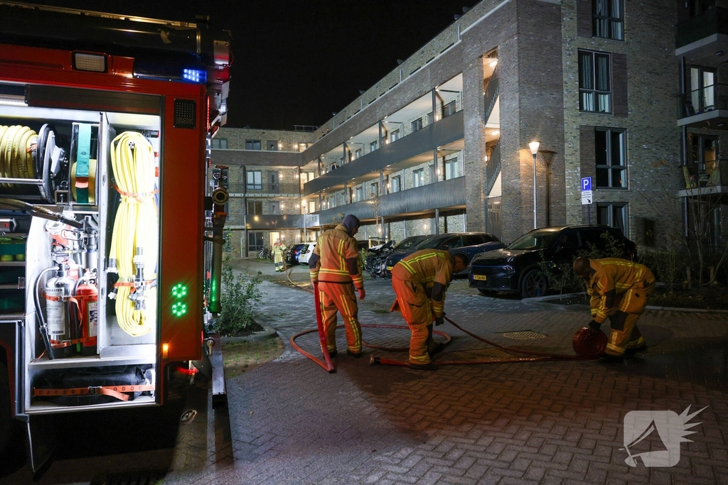 Scooterbestuurder vlucht na autobrand