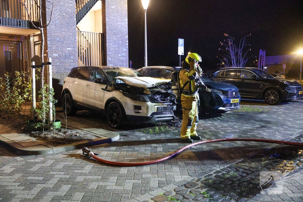 Scooterbestuurder vlucht na autobrand