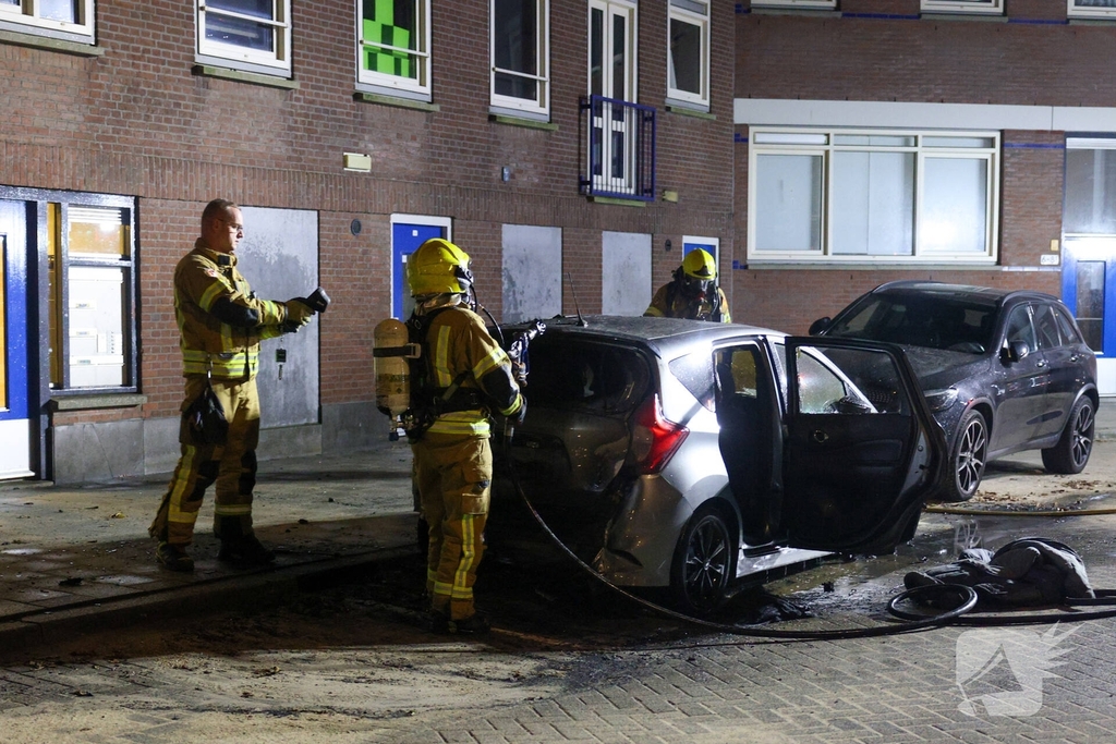 Scooterbestuurder vlucht na autobrand