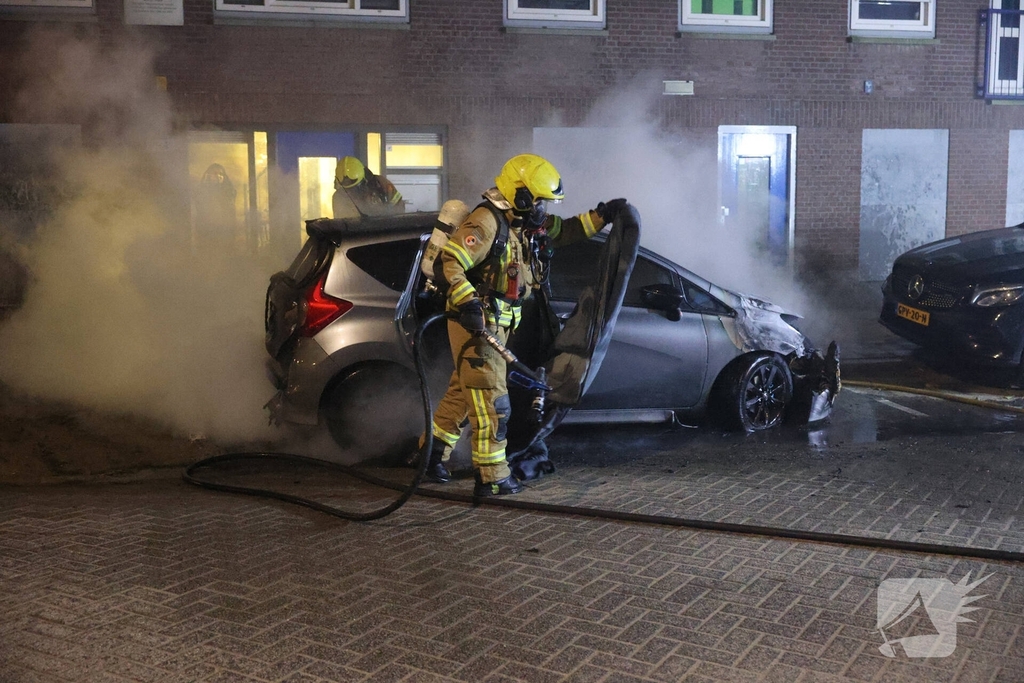Scooterbestuurder vlucht na autobrand