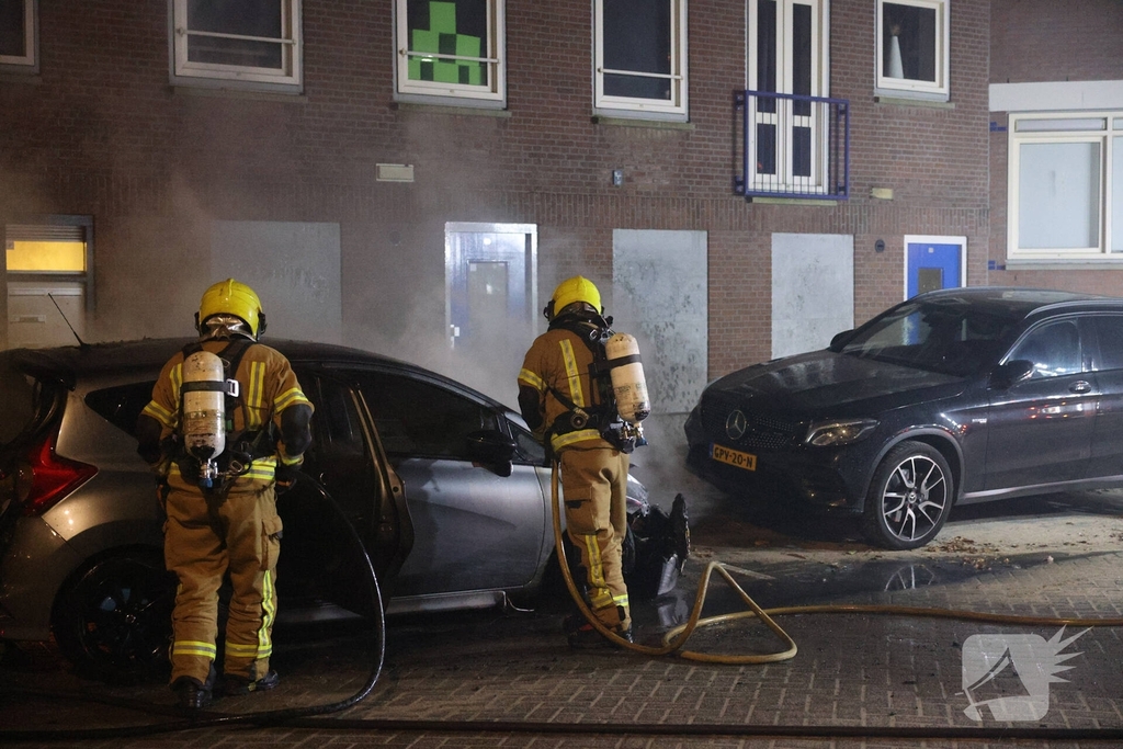 Scooterbestuurder vlucht na autobrand