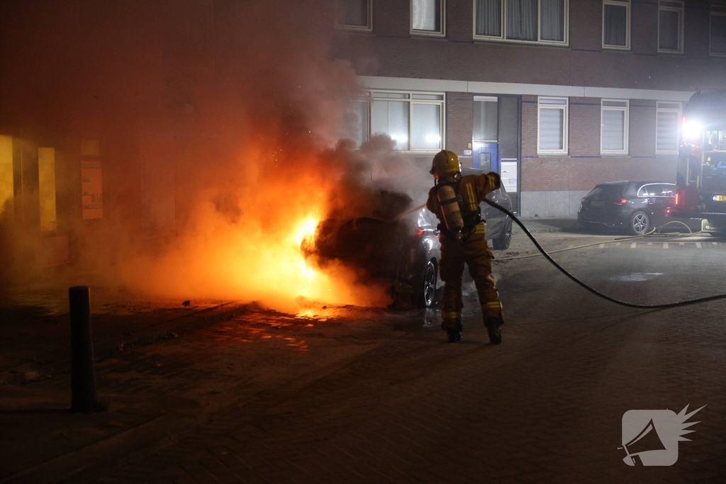 Scooterbestuurder vlucht na autobrand