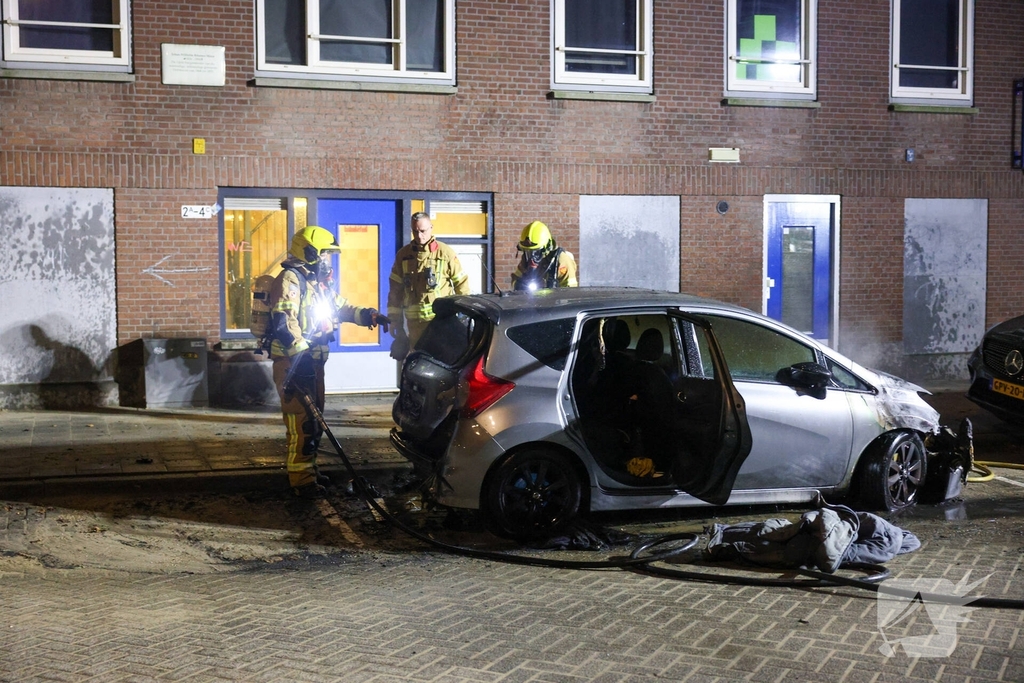 Scooterbestuurder vlucht na autobrand