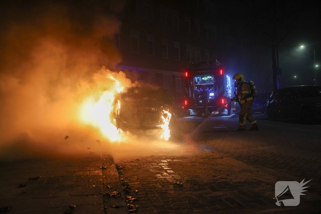 Scooterbestuurder vlucht na autobrand