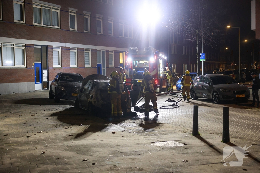 Scooterbestuurder vlucht na autobrand