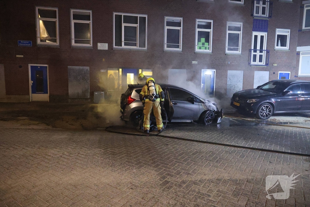Scooterbestuurder vlucht na autobrand
