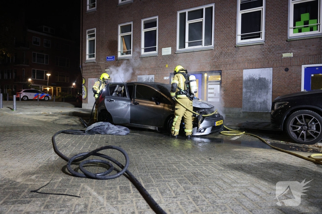 Scooterbestuurder vlucht na autobrand