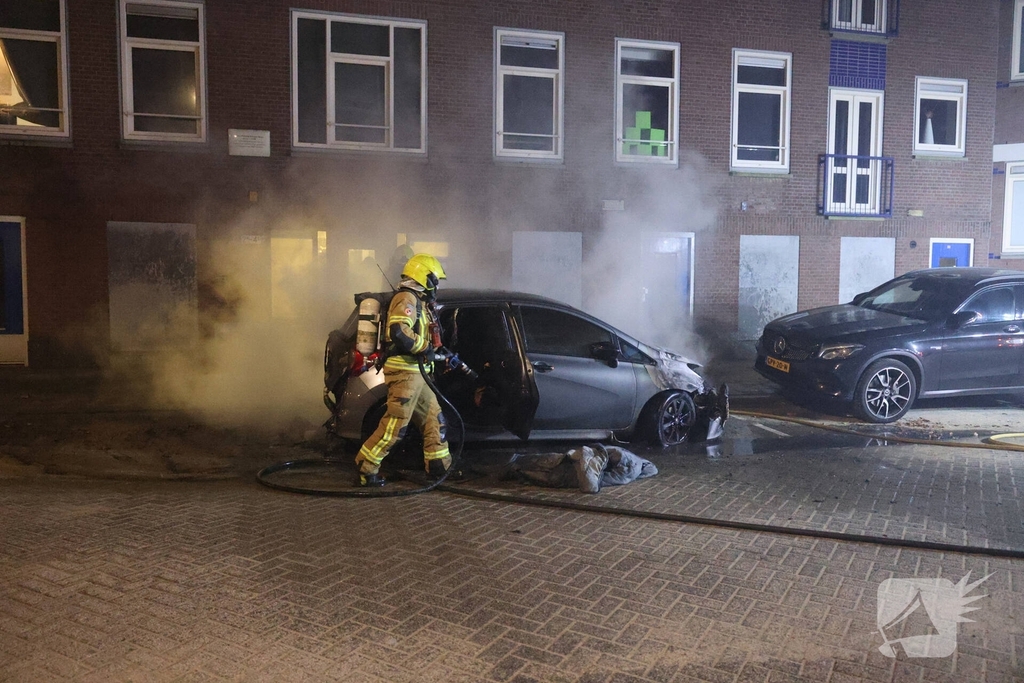 Scooterbestuurder vlucht na autobrand
