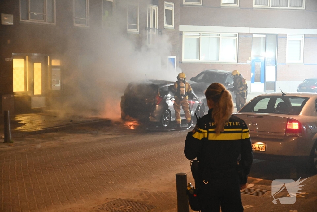 Auto verwoest na mogelijke brandstichting