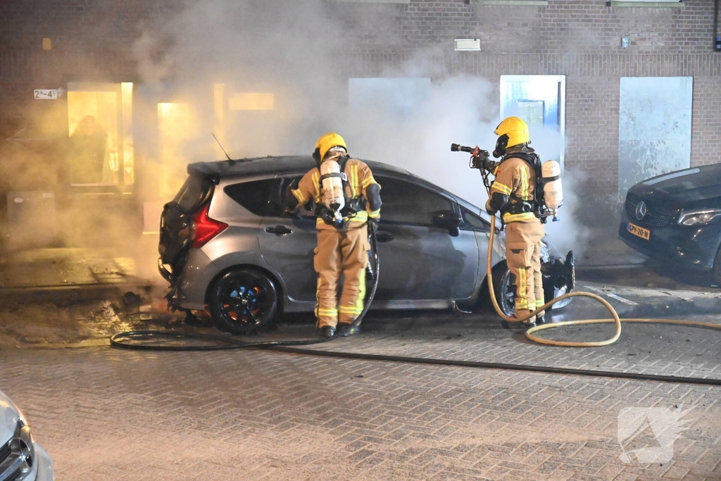 Auto verwoest na mogelijke brandstichting