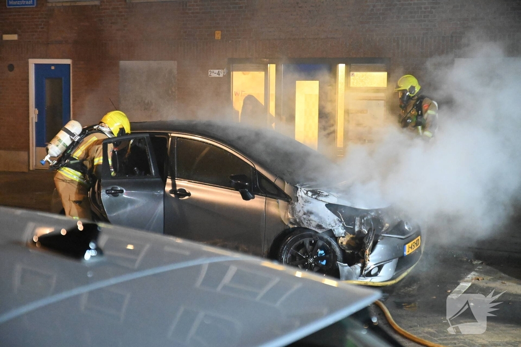 Auto verwoest na mogelijke brandstichting