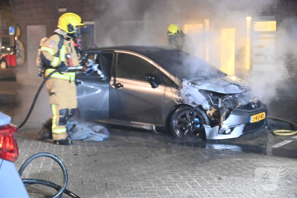 Auto verwoest na mogelijke brandstichting