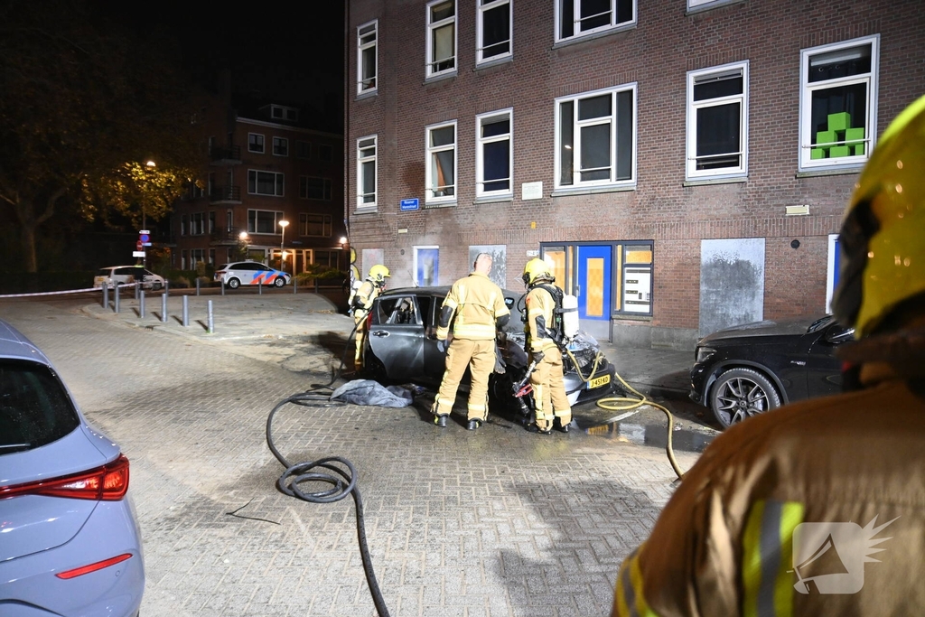 Auto verwoest na mogelijke brandstichting