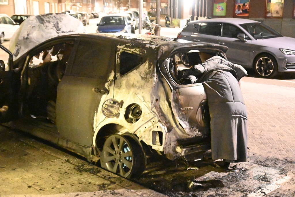 Auto verwoest na mogelijke brandstichting