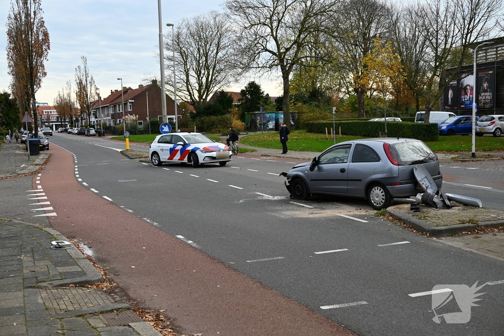 Lantaarnpaal zwaar beschadigd