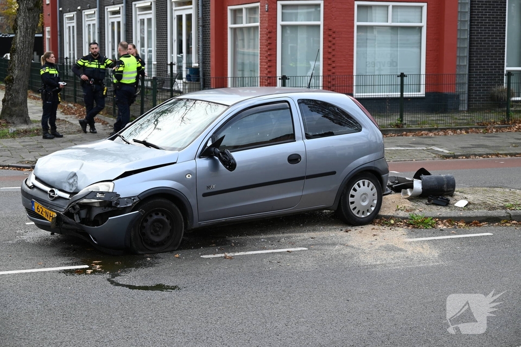 Lantaarnpaal zwaar beschadigd
