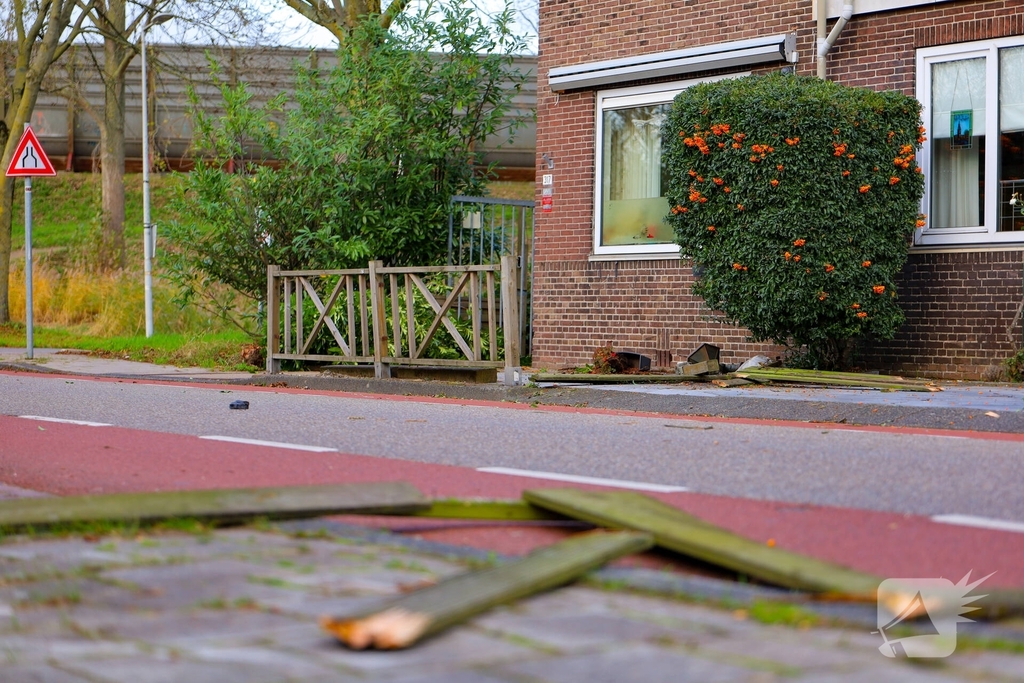 Automobilist rampt tuinhek en schept fietser