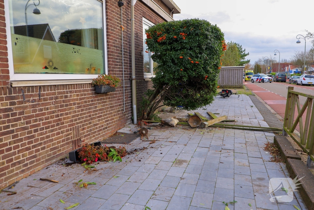 Automobilist rampt tuinhek en schept fietser