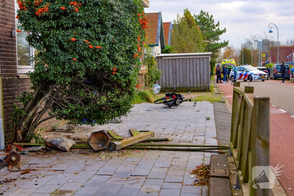 Automobilist rampt tuinhek en schept fietser