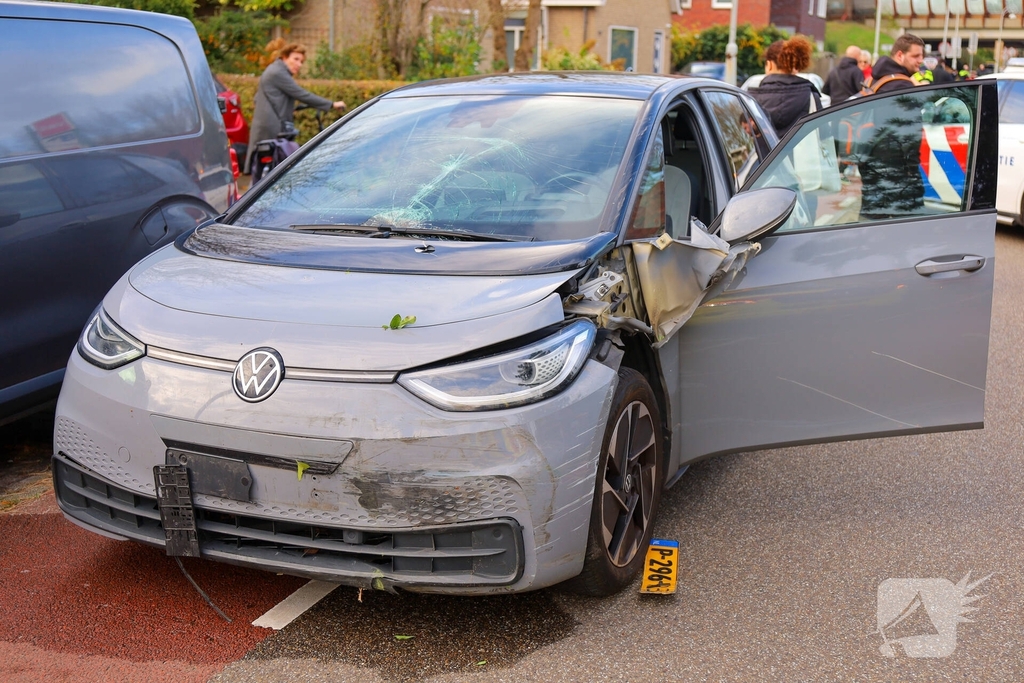 Automobilist rampt tuinhek en schept fietser