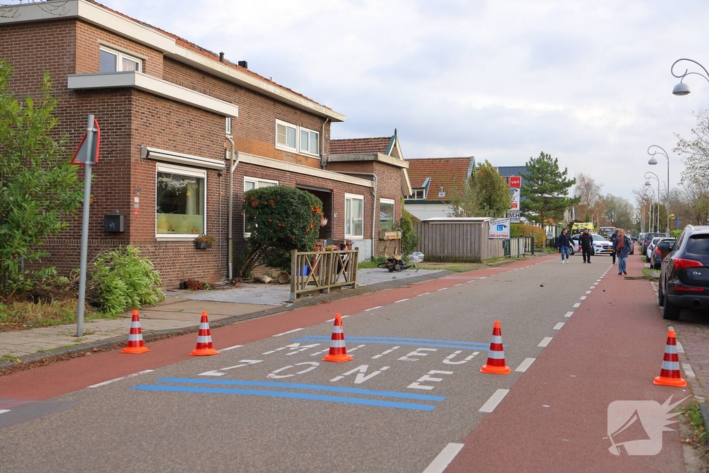 Automobilist rampt tuinhek en schept fietser