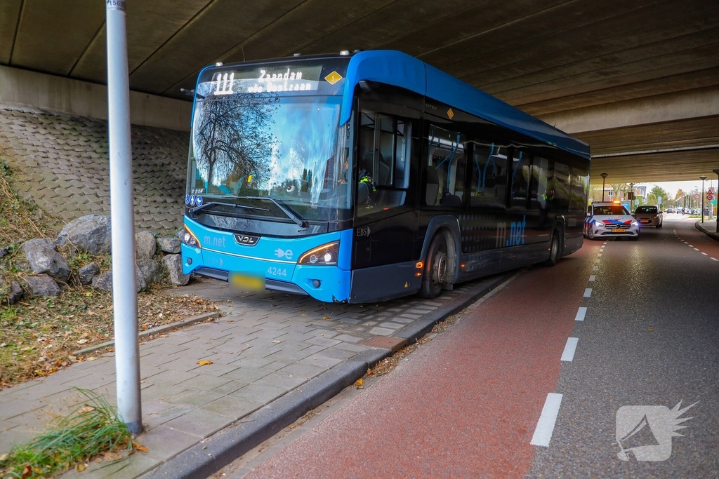 Automobilist rampt tuinhek en schept fietser