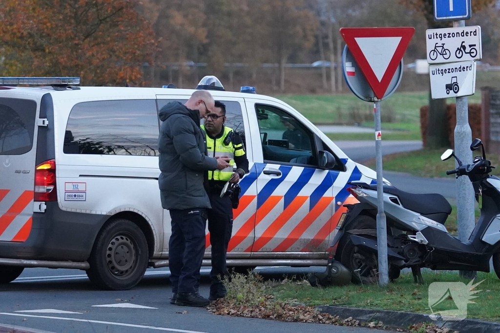 Botsing tussen auto en scooter leidt tot ongeval