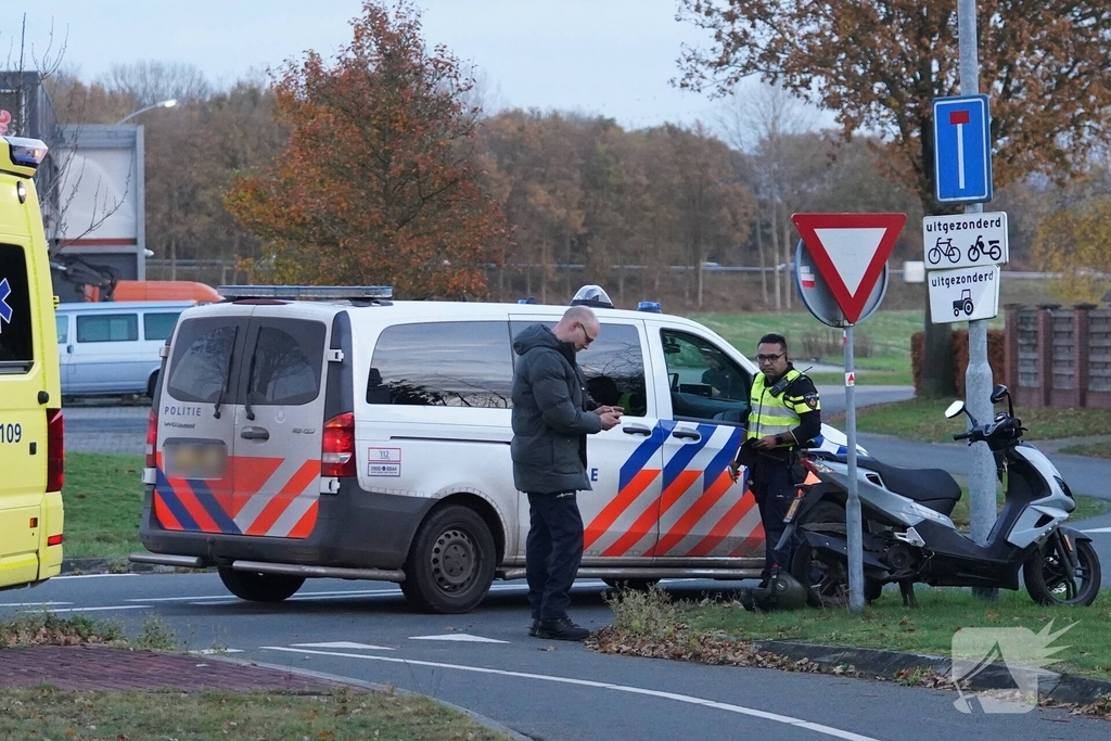 Botsing tussen auto en scooter leidt tot ongeval