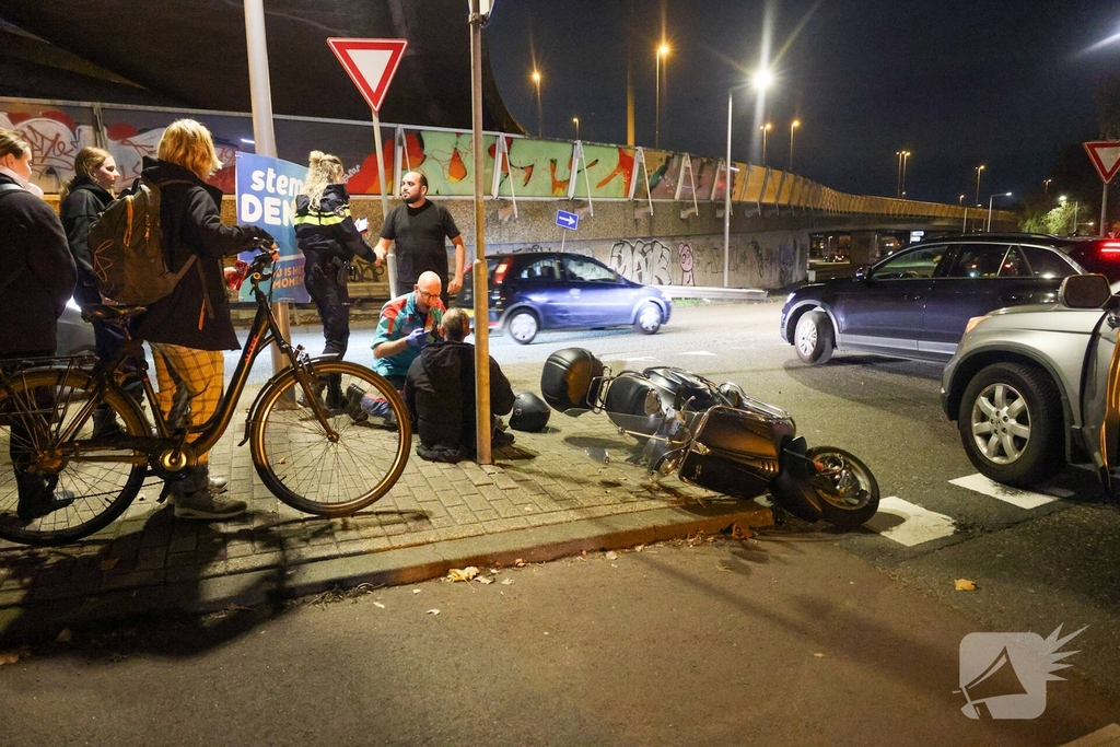 Bromfietser gewond na aanrijding op rotonde