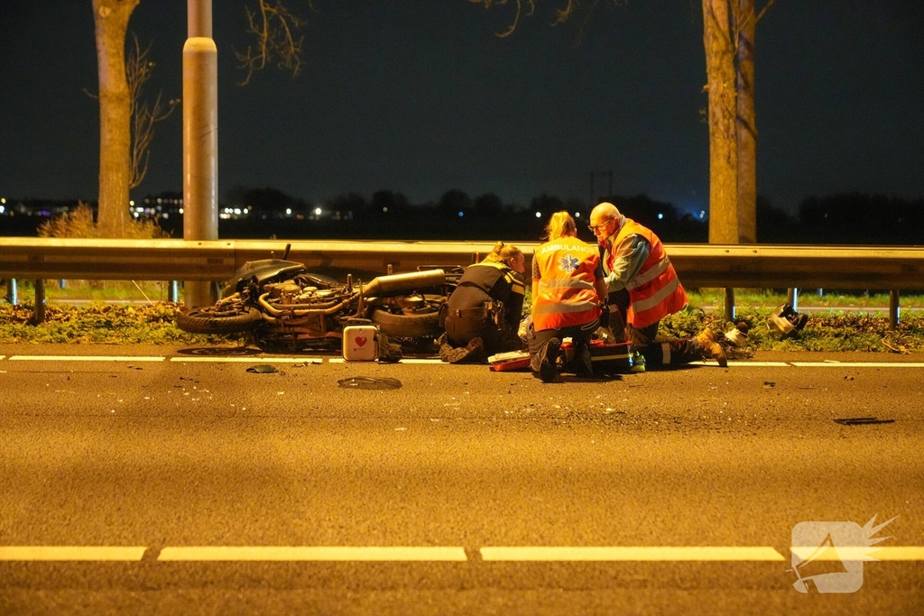 Ernstig ongeval met motor en auto op snelweg