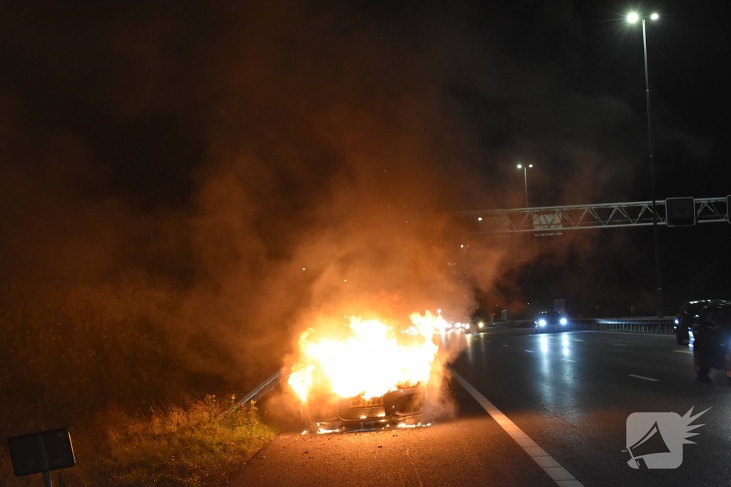 Auto in vlammen op langs snelweg