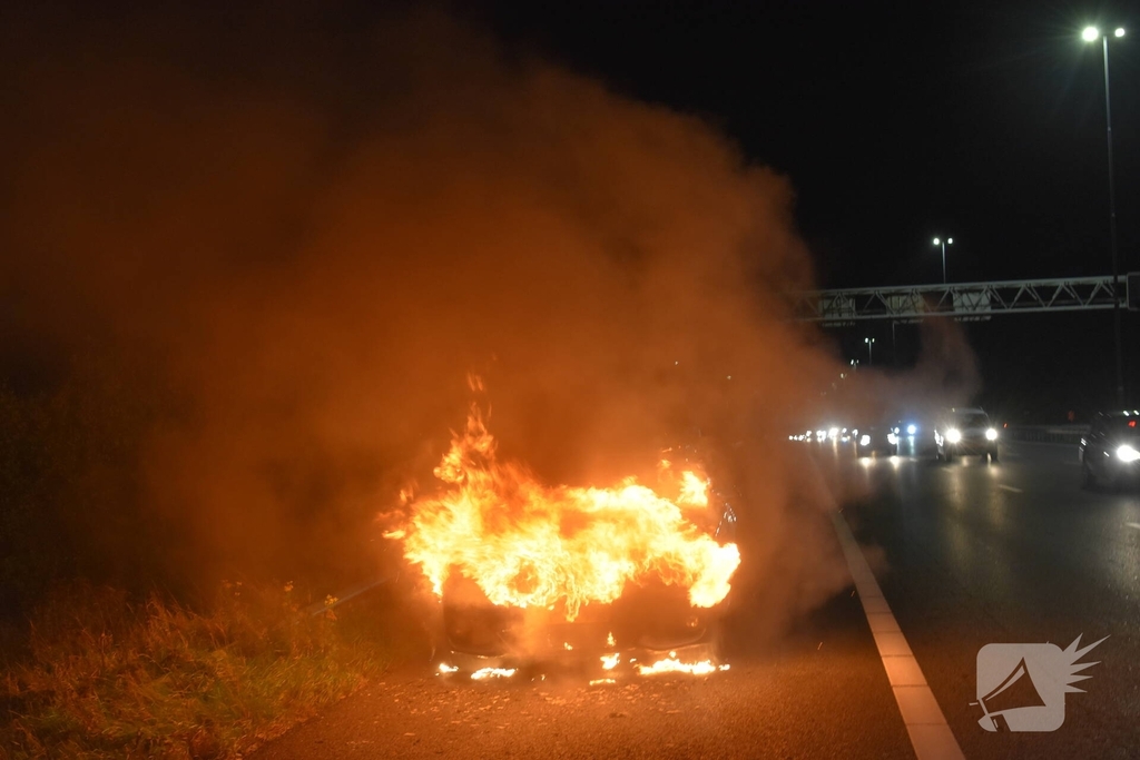Auto in vlammen op langs snelweg