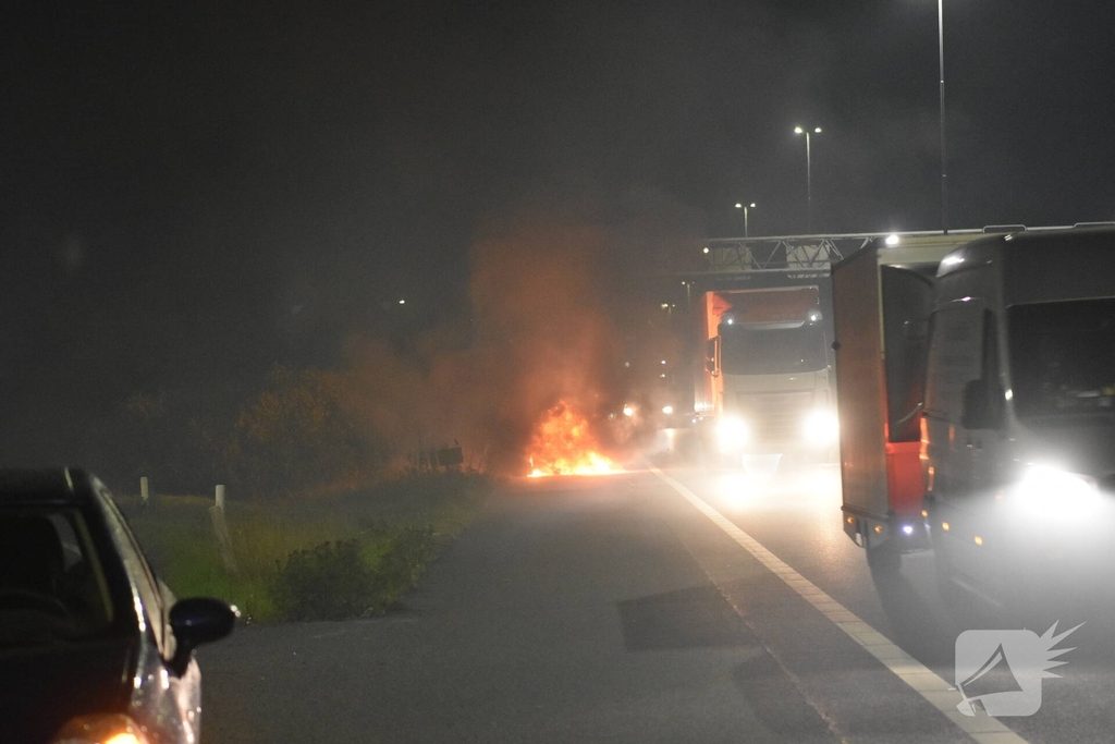 Auto in vlammen op langs snelweg