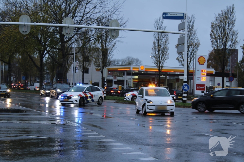 Auto's botsen op druk kruispunt