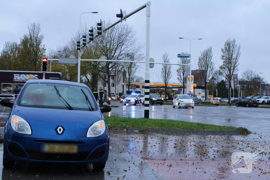 Auto's botsen op druk kruispunt