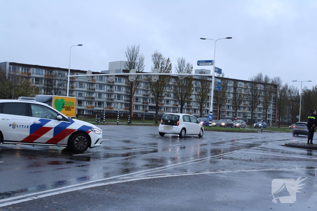 Auto's botsen op druk kruispunt